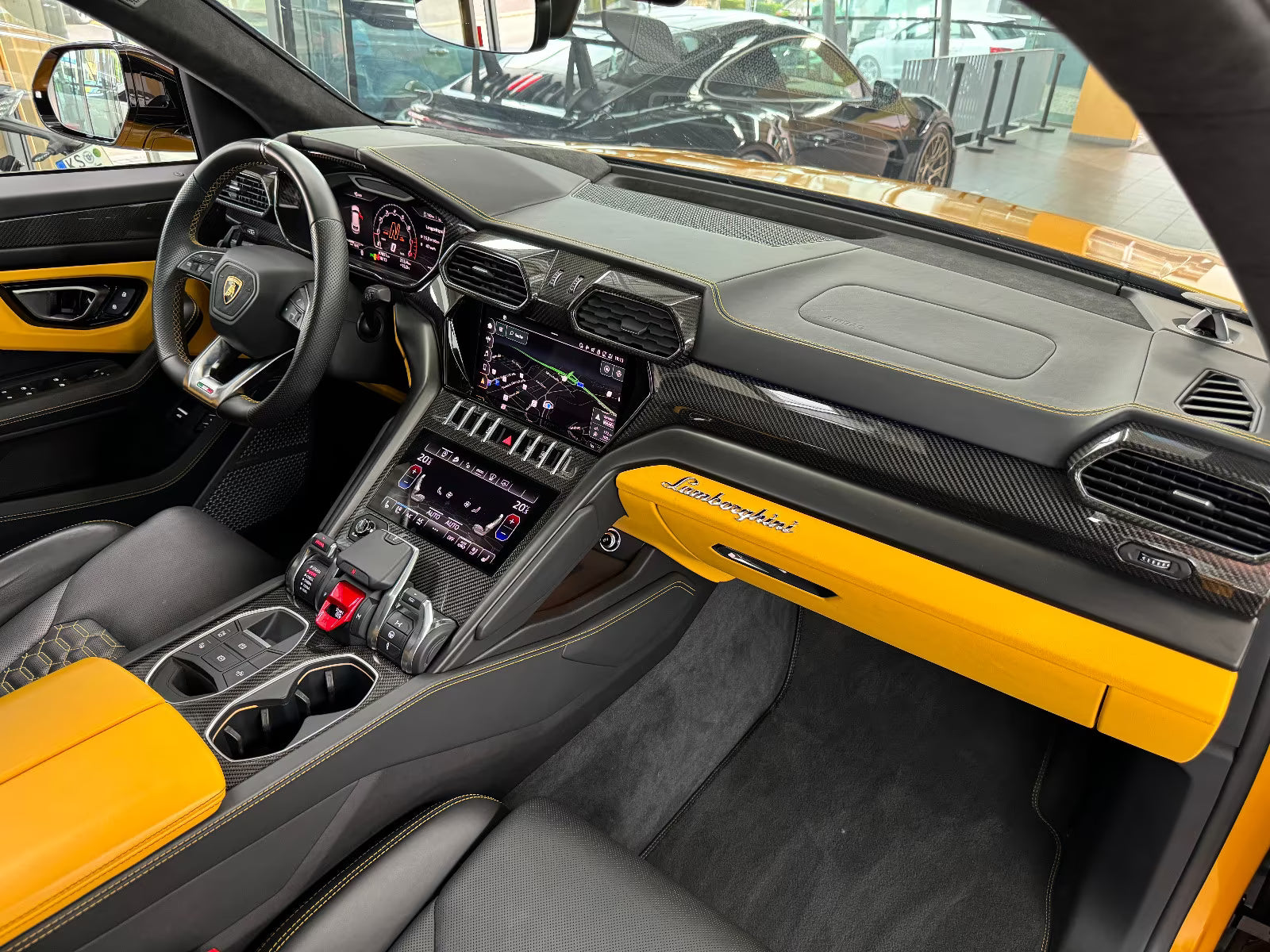 Anpassbare Lederfußmatten für Lamborghini Urus mit grünen Nähten - AutoWin.EU