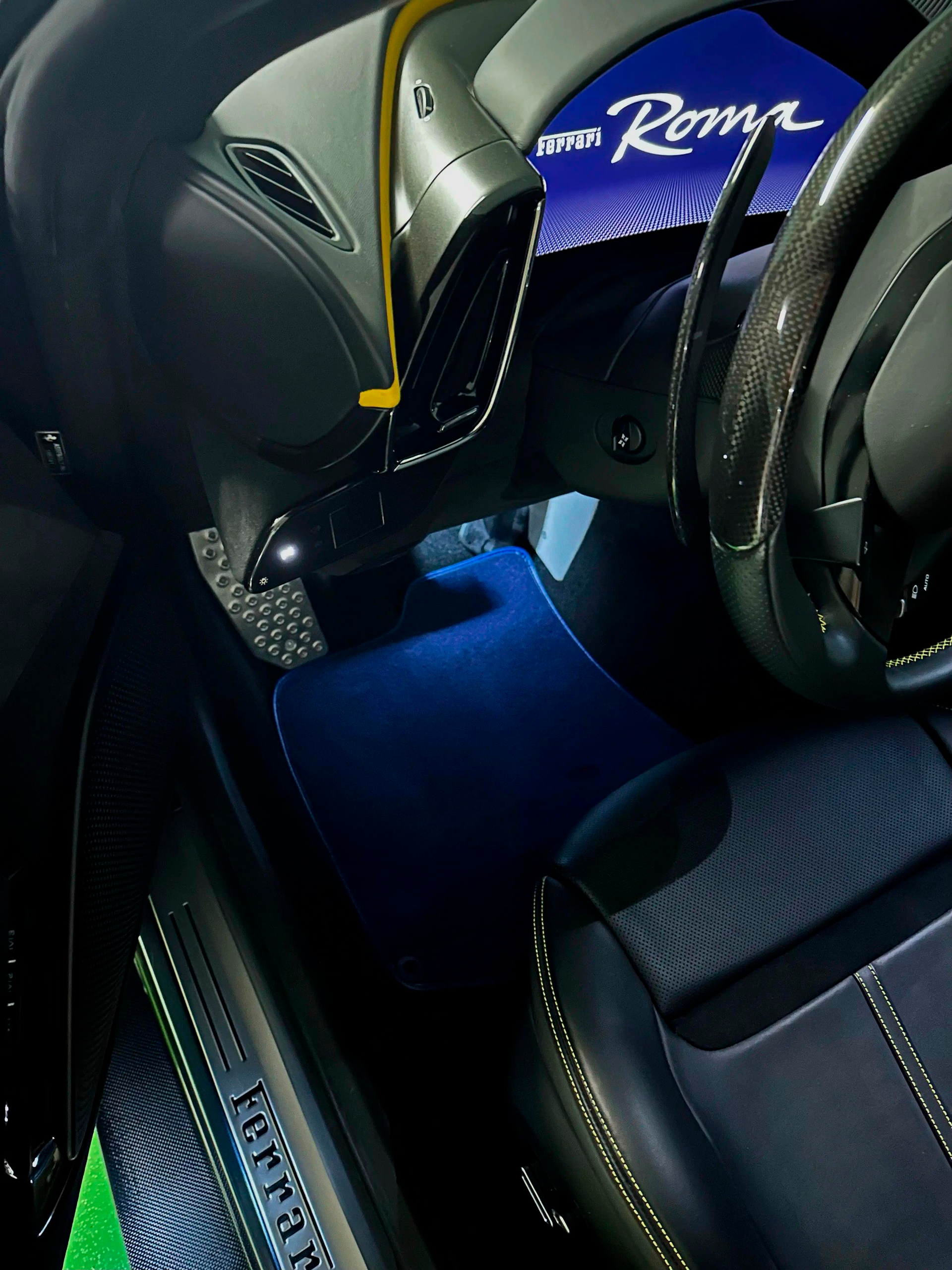 フェラーリ ローマ用レッド シープスキン フロアマット (2021-2024) - AutoWin