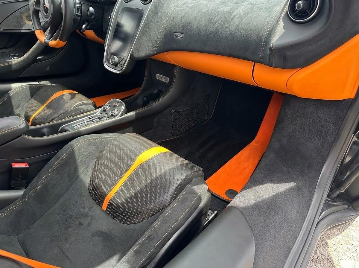 Fußmatten für McLaren 720S, schwarz, maßgeschneidert mit orangefarbenem Rand - AutoWin