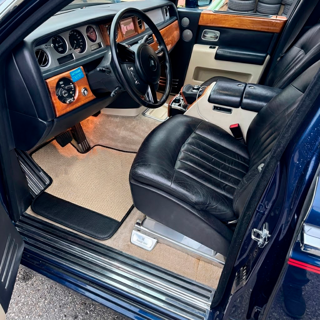 Schwarze Fußmatten für Rolls Royce Phantom Limousine (2003-2016) mit weißem Leder - AutoWin