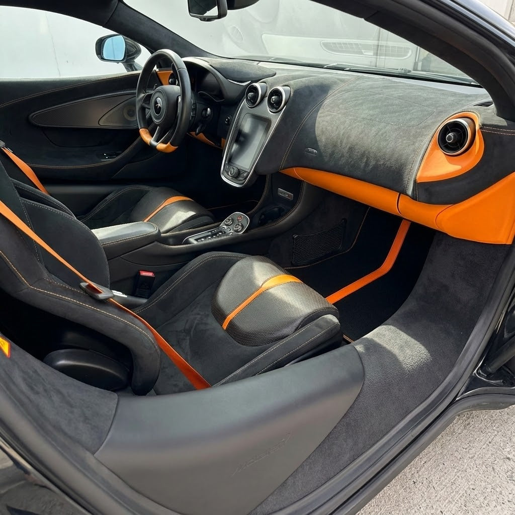 Fußmatten für McLaren 720S, schwarz, maßgeschneidert mit orangefarbenem Rand - AutoWin
