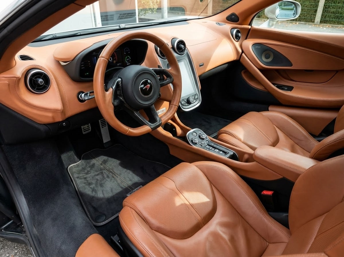Fußmatten für McLaren 720S, schwarz, maßgeschneidert mit orangefarbenem Rand - AutoWin