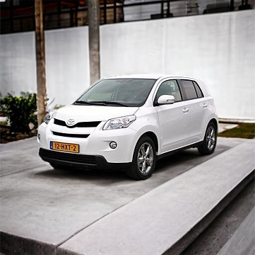 Autowin のプレミアム フロア マットの独占ラインは、トヨタ アーバン クルーザー モデル 2009 および 2014 用に特別に設計されています。