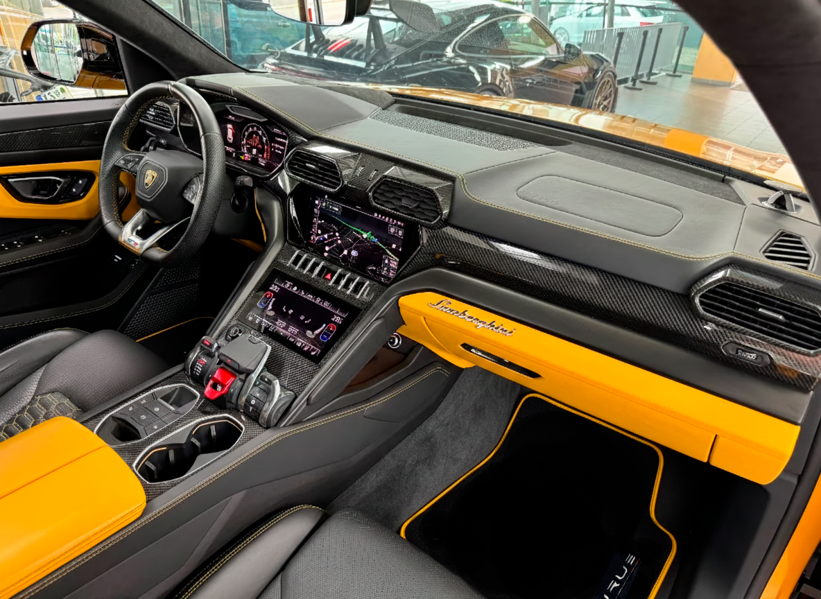 Anpassbare Lederfußmatten für Lamborghini Urus mit grünen Nähten - AutoWin.EU
