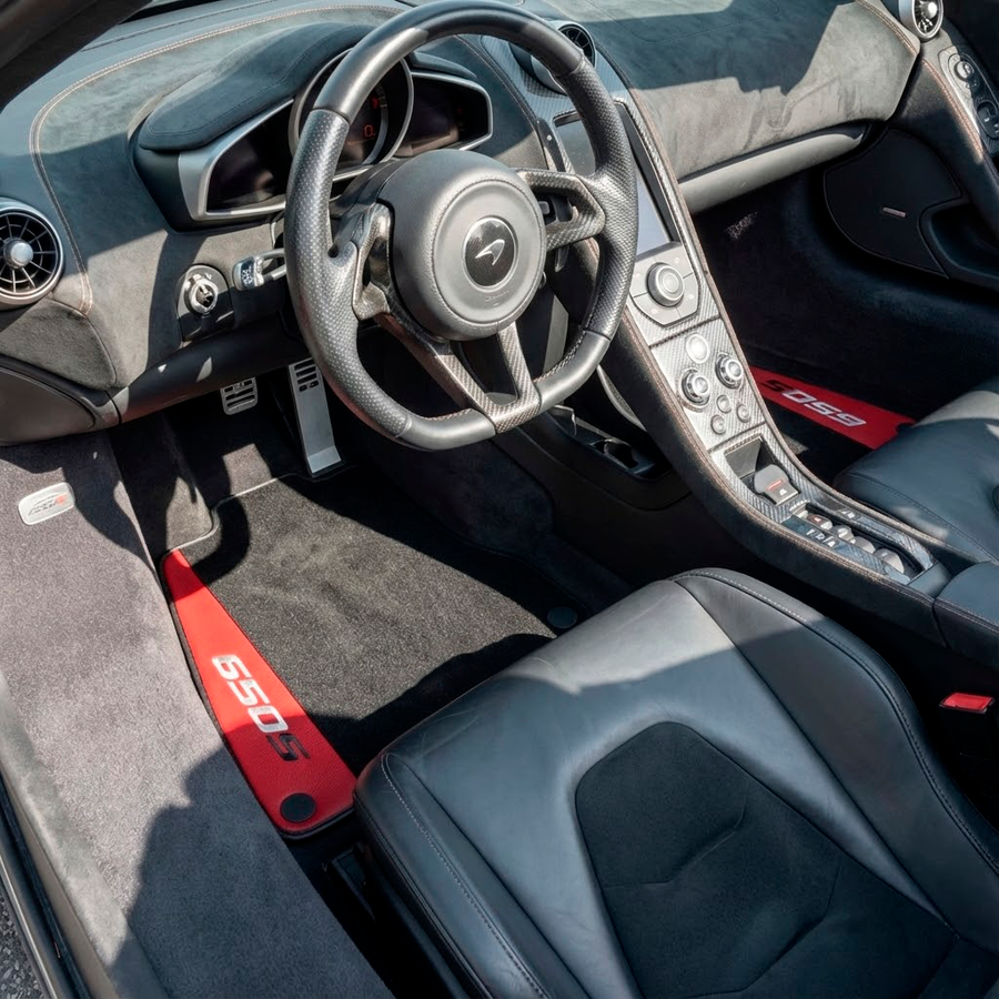 Schwarze Fußmatten für McLaren 650S, schwarz, maßgeschneidert mit rotem Leder