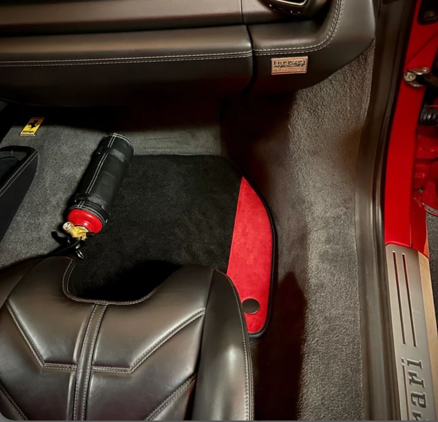 Ferrari フェラーリ ポルトフィーノ フロアマット 右ハンドル用 美品 Ferrari フェラーリ ポルトフィーノ フロアマット 右ハンドル用 美品