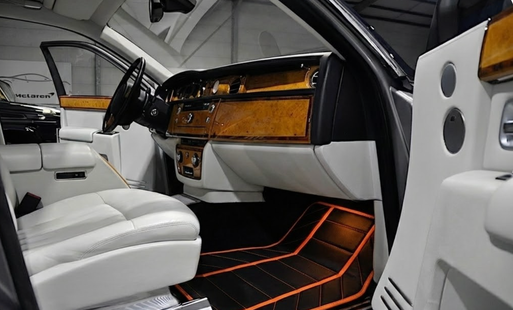 Schwarze Fußmatten für Rolls Royce Phantom Limousine (2003-2016) mit weißem Leder - AutoWin