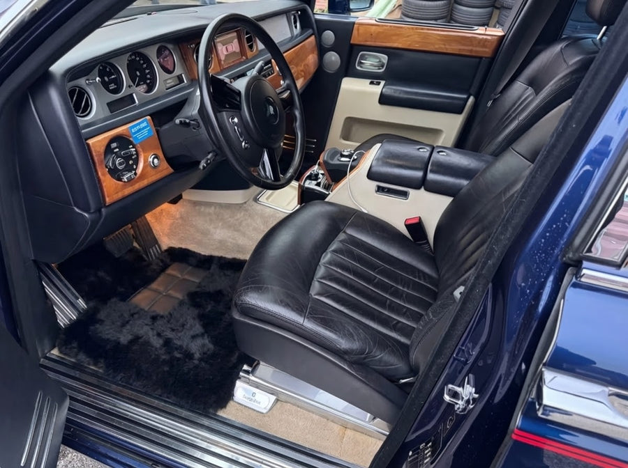 Rolls Royce Phantom VIII (2017-2024) 用の本物のシープスキンのカーマット ER56 Design ブランド