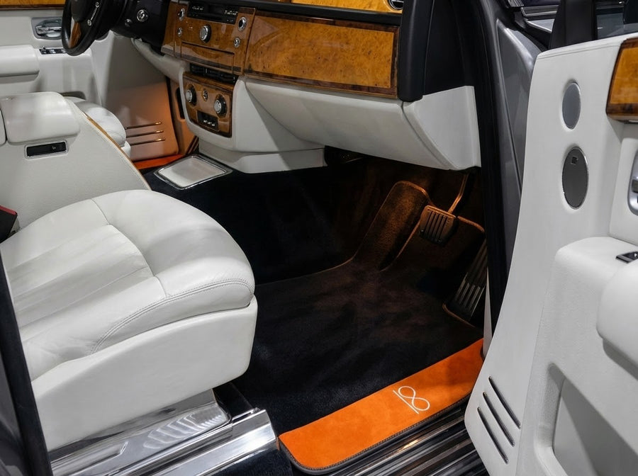Rolls Royce Black Badge Phantom VIII (2017-2024) 用のオレンジアルカンターラ付き黒いカーマット