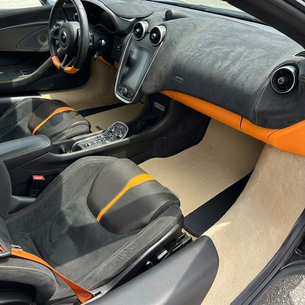 Fußmatten für McLaren 720S, schwarz, maßgeschneidert mit orangefarbenem Rand - AutoWin