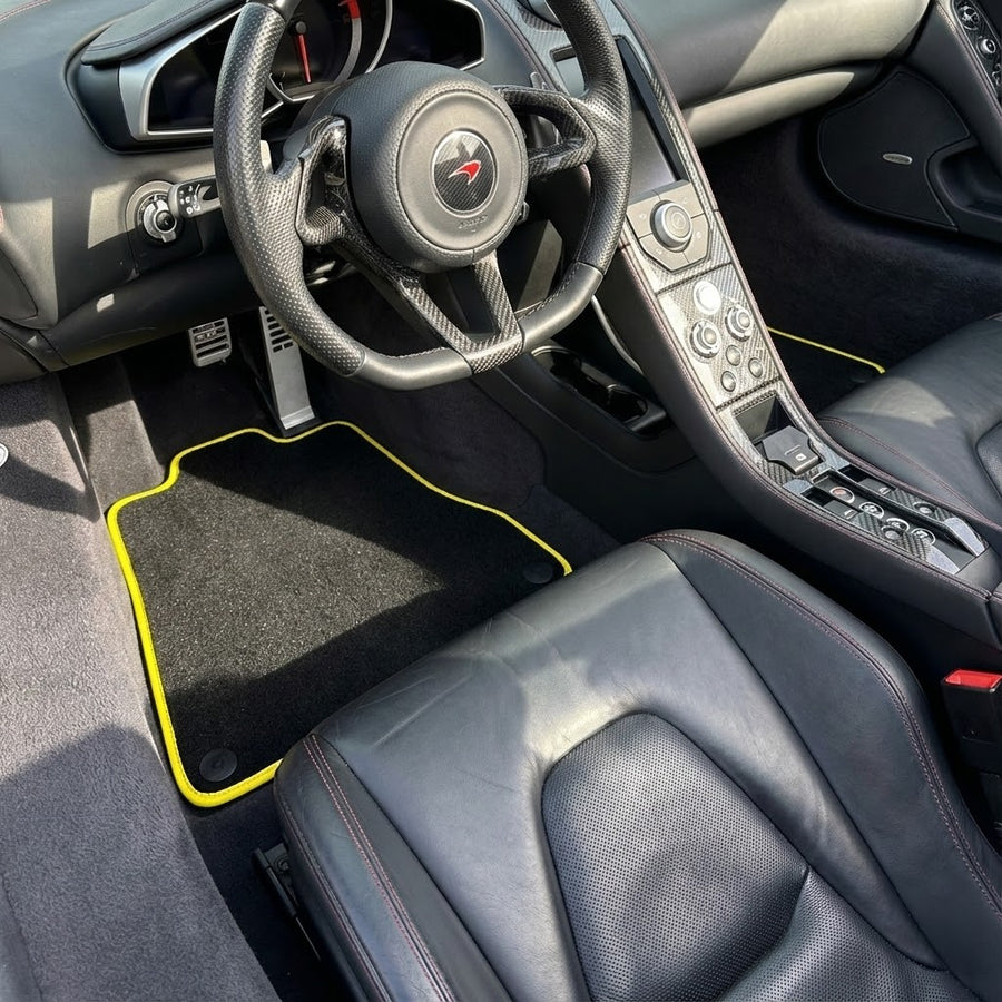 Fußmatten für McLaren 720S, schwarz, maßgeschneidert mit gelbem Rand