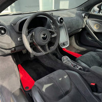 Schwarze Fußmatten für McLaren 720S Baujahr 2017–2021 mit rotem Alcantara-Leder