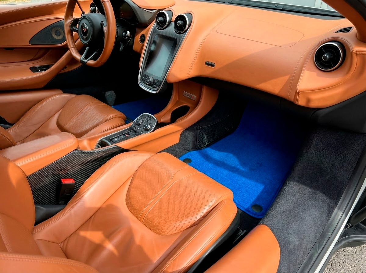 Fußmatten für McLaren 720S, schwarz, maßgeschneidert mit orangefarbenem Rand - AutoWin