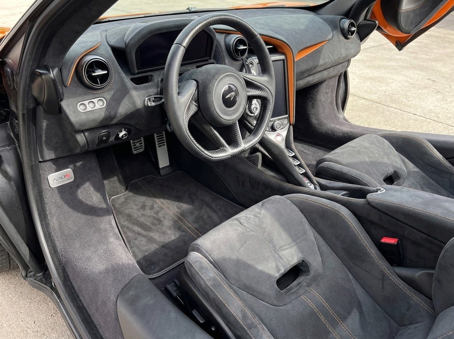 マクラーレン 720S アルカンターラ ブラック テーラード カーペット用オレンジ縫製のフロア マット