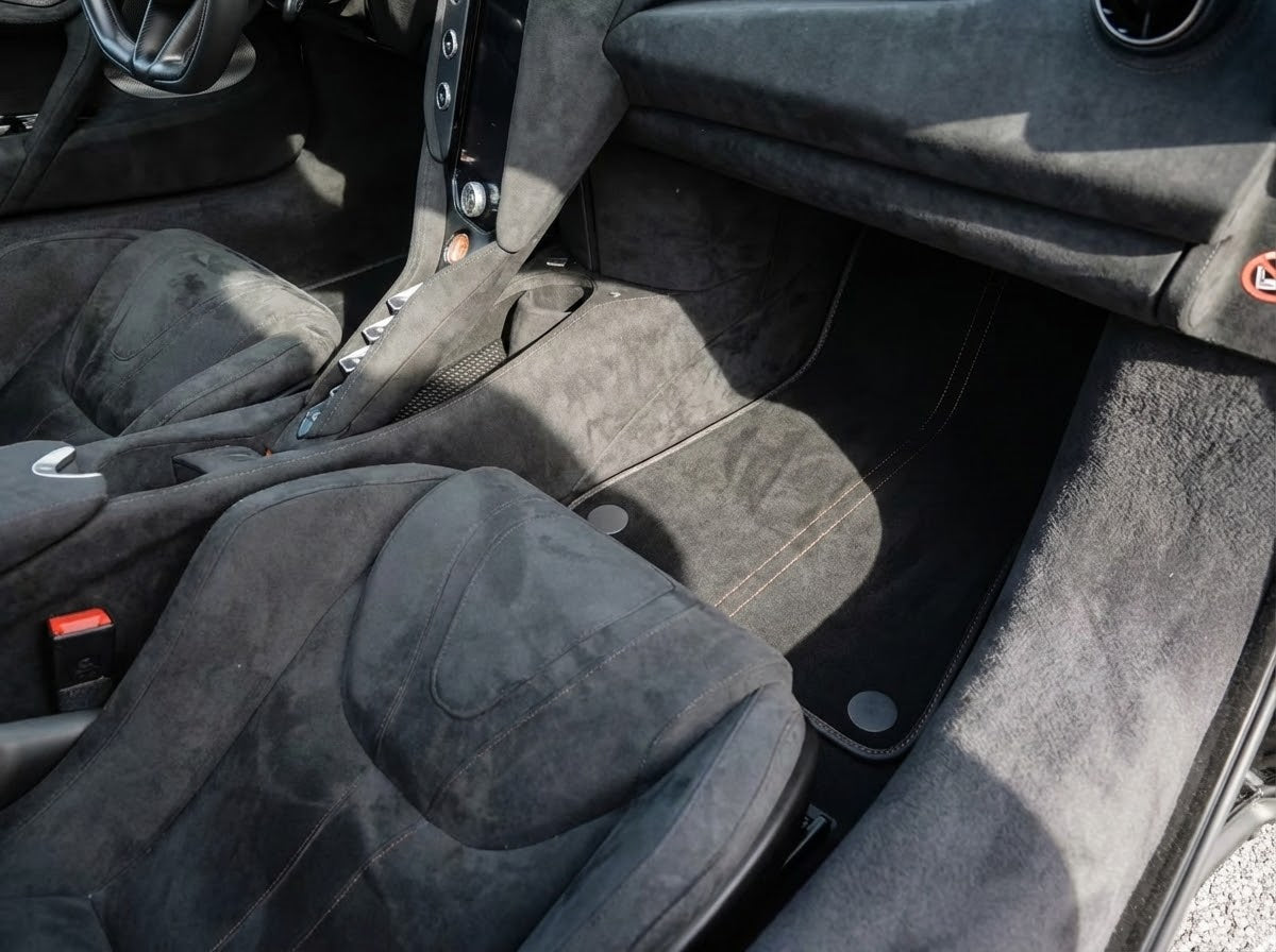 Schwarze Fußmatten für McLaren 750S (2023-2025) mit rotem Leder - AutoWin