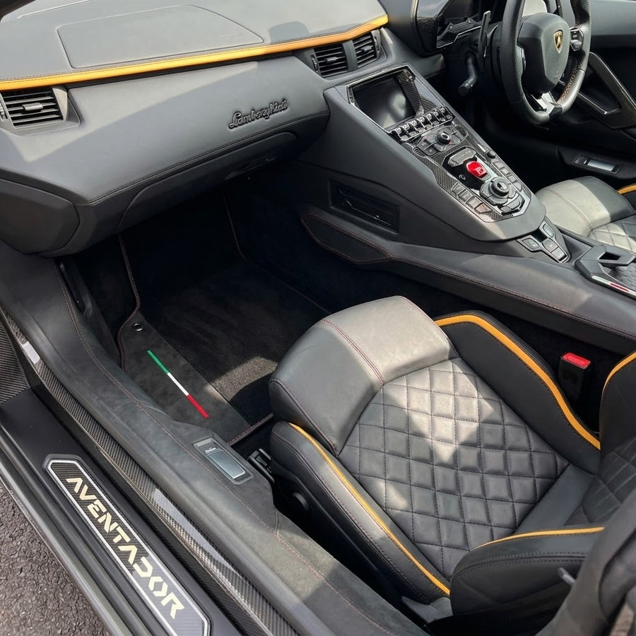 Anpassbare schwarze Fußmatten für Lamborghini Aventador SVJ mit Alcantara-Leder