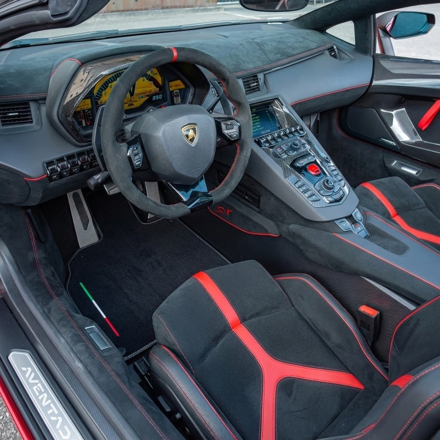 ランボルギーニ アヴェンタドール SV 用カスタマイズ可能なブラック フロアマット | オレンジエディション