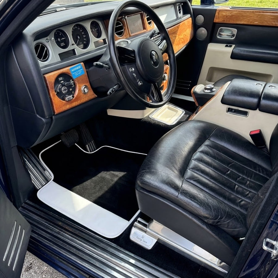 Schwarze Fußmatten für Rolls Royce Phantom VIII 2017-2024 mit weißem Leder | Weißer Rand