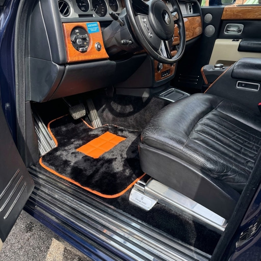 Schwarze Lammfell Autofußmatten für Rolls-Royce Phantom VIII (2017-2024) mit orangefarbenem Lederbesatz