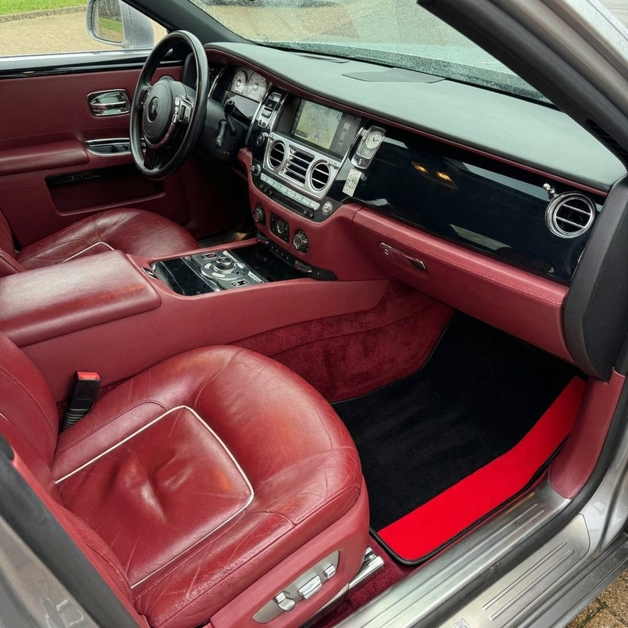 Maßgeschneiderte schwarze Fußmatten für Rolls Royce Ghost Serie I (2010–2020) mit rotem Alcantara