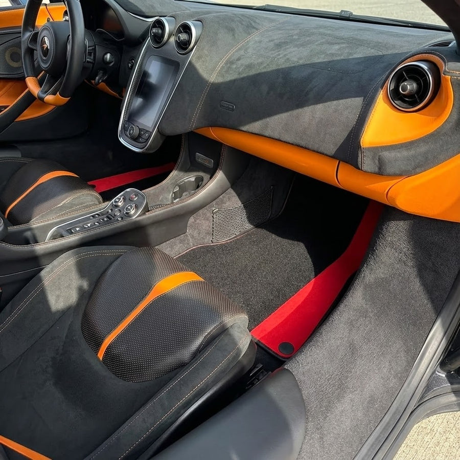 Schwarze Autofußmatten für McLaren 570S (2015-2021) mit rotem Alcantara-Leder