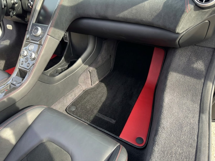 Schwarze Fußmatten für McLaren 720S (2017–2021) mit rotem Leder