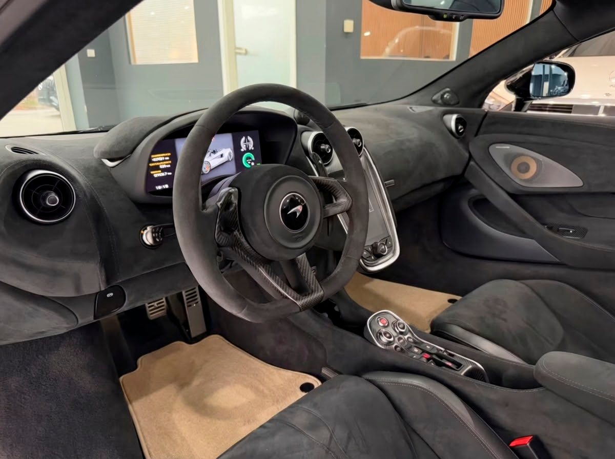 Black Floor Mats for McLaren 600 LT (2018-2020) With Blue Trim - AutoWin.EU