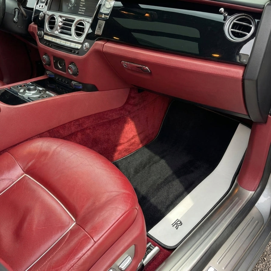 Schwarze Fußmatten für Rolls Royce Ghost Serie II (2021–2024) mit weißem Leder | RR Logo