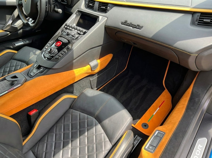 Anpassbare schwarze Fußmatten für Lamborghini Aventador mit orangefarbenem Alcantara-Leder