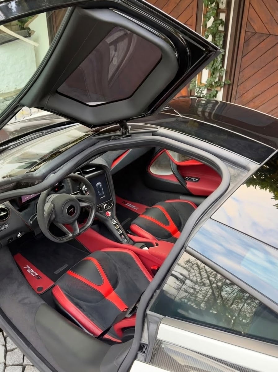 Schwarze Fußmatten für McLaren 720S (2017–2021) mit rotem Leder