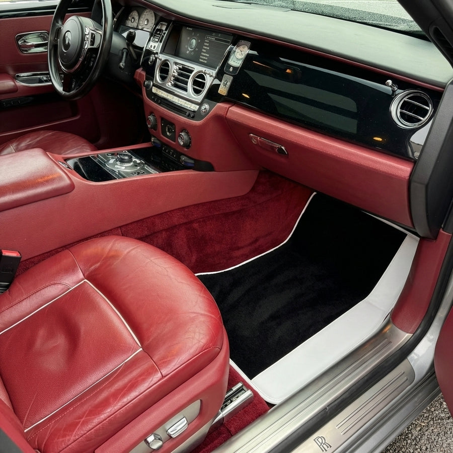 Schwarze Fußmatten für Rolls Royce Ghost Series II (2021-2024) mit weißem Leder | Weißer Rand