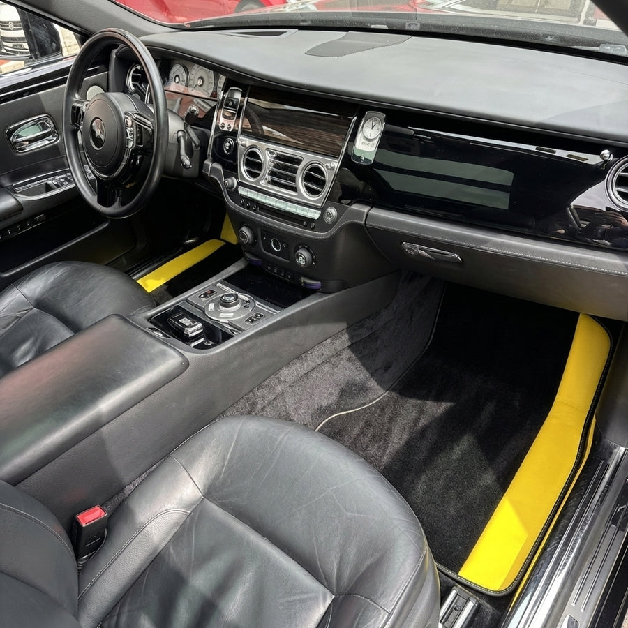 Maßgeschneiderte schwarze Fußmatten für Rolls Royce Ghost Series II (2021-2024) mit gelbem Leder