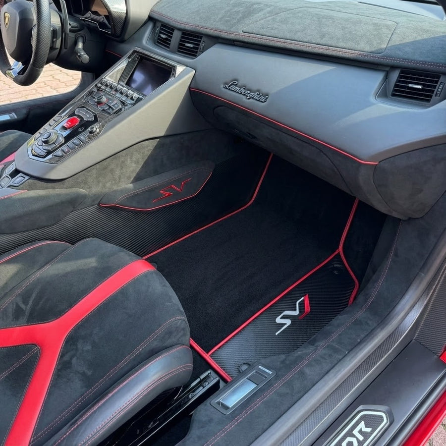 Schwarze Autofußmatten für Lamborghini Aventador SVJ mit Carbonfaser