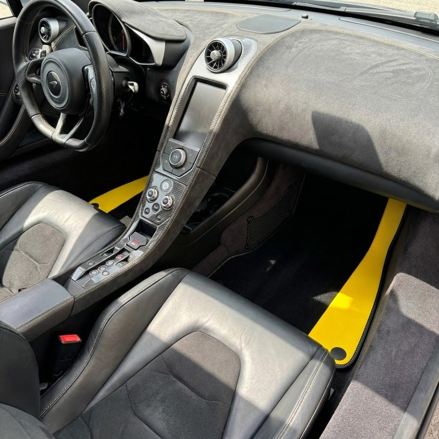 Schwarze Fußmatten für McLaren 720S Baujahr 2017–2021 mit gelbem Leder