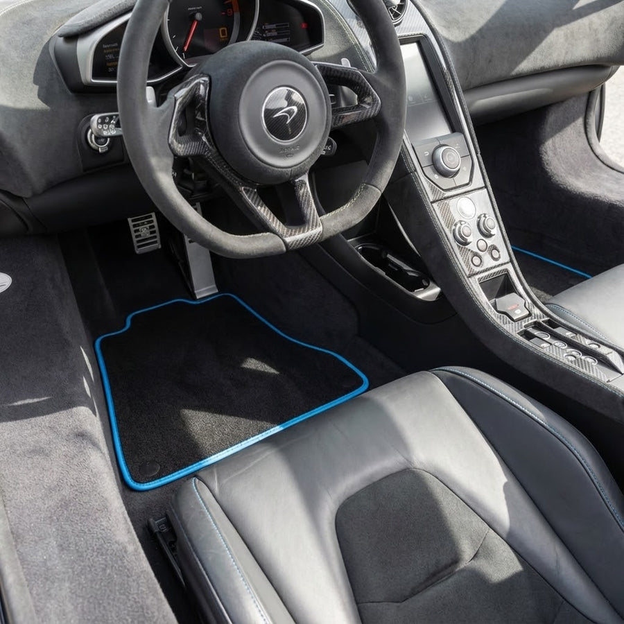 Schwarze Autofußmatten für McLaren 650S (2015-2018) mit blauen Akzenten