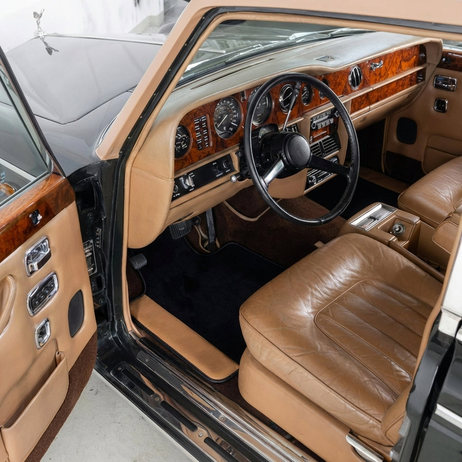 Schwarze Fußmatten für Rolls Royce Wraith (2013–2023) mit goldenem Leder