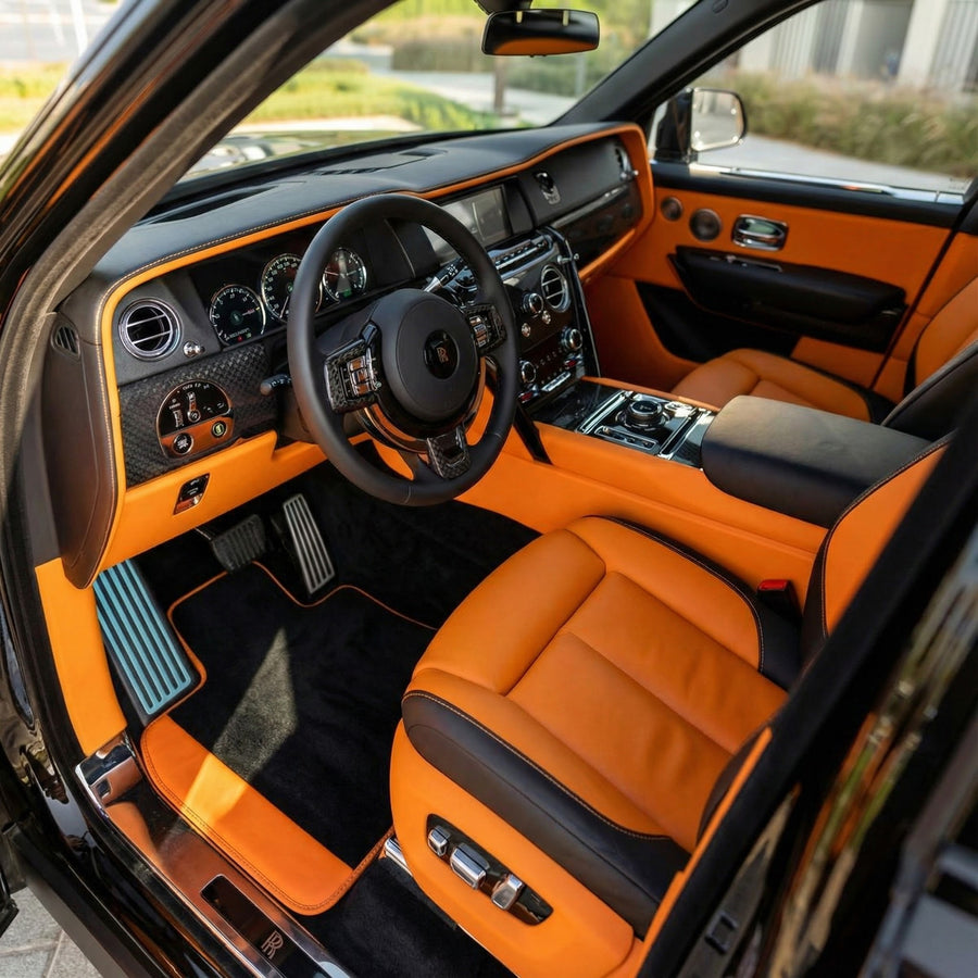 Maßgefertigte schwarze Fußmatten für Rolls Royce Cullinan mit orangefarbenem Leder