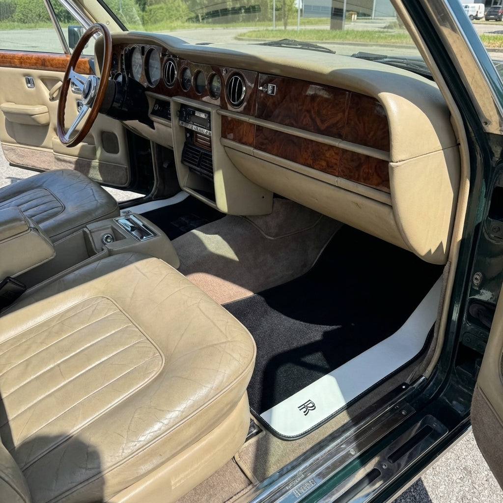 Schwarze Fußmatten für Rolls Royce Wraith (2013–2023) mit weißem Leder | RR Logo