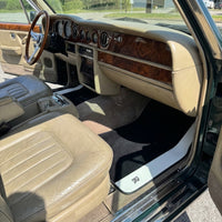 Schwarze Fußmatten für Rolls Royce Wraith (2013–2023) mit weißem Leder | RR Logo