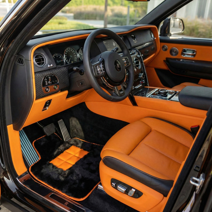 Schwarze Schaffell-Fußmatten für Rolls-Royce Cullinan | Orangefarbener Rand