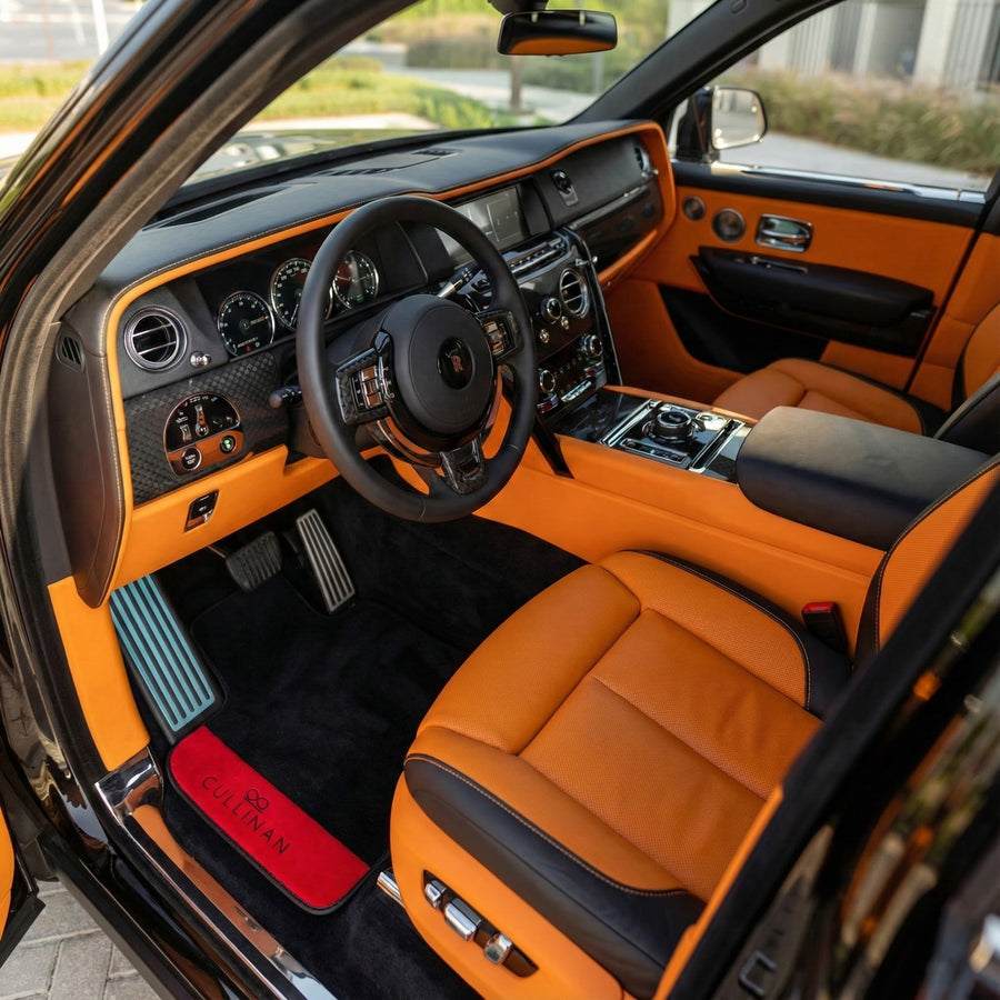 Schwarze Autofußmatten für Rolls Royce Cullinan mit Rotem Alcantara Leder