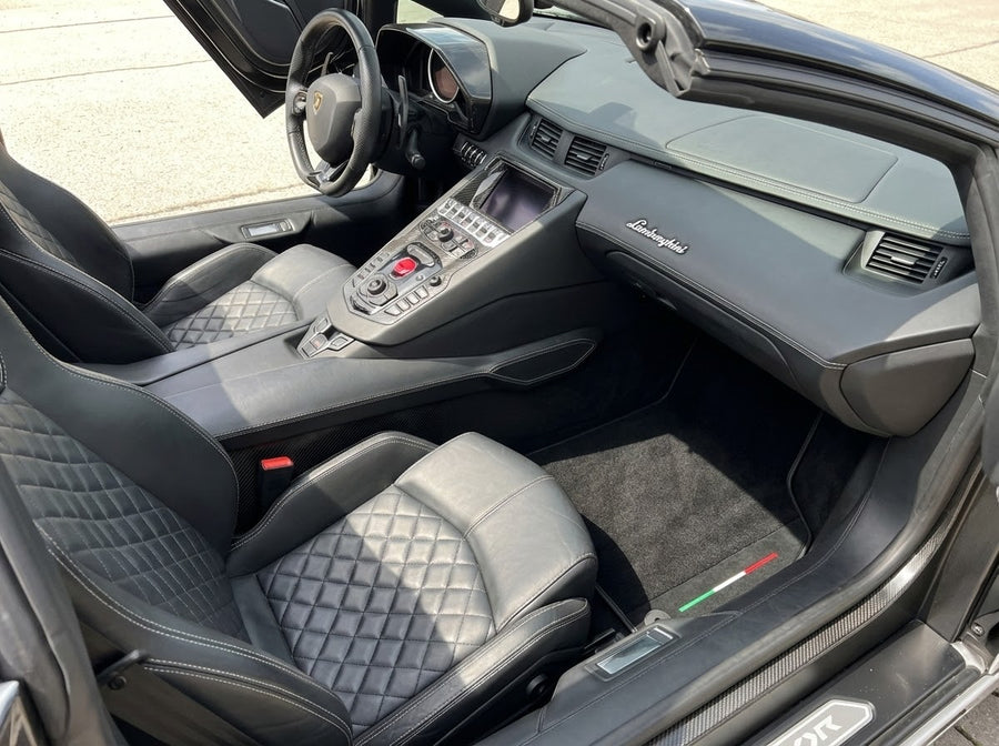Anpassbare schwarze Fußmatten für Lamborghini Aventador mit Alcantara-Leder