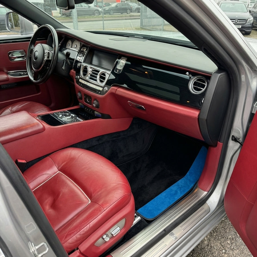 Maßgefertigte schwarze Fußmatten für Rolls-Royce Ghost Series II (2021–2024) mit blauem Alcantara