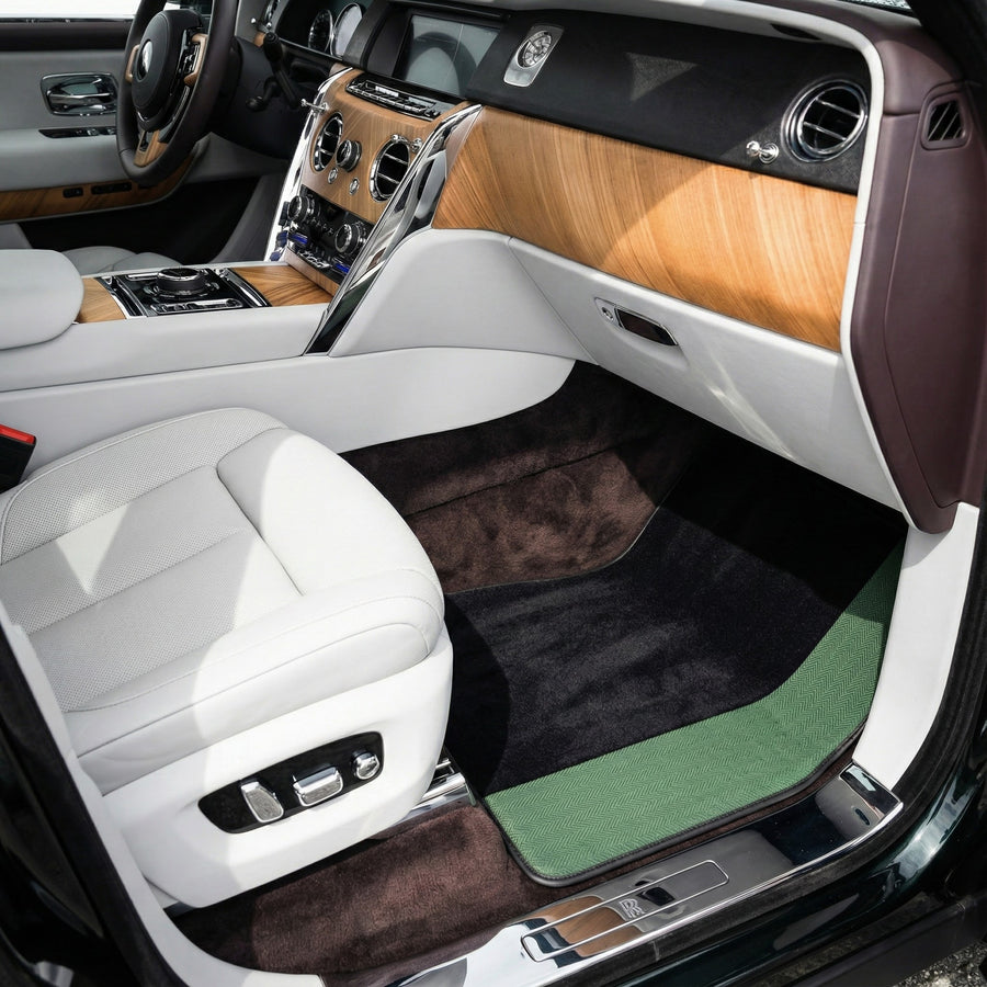 Schwarze Fußmatten für Rolls Royce Cullinan (2018–2025) mit grünen Lederrändern