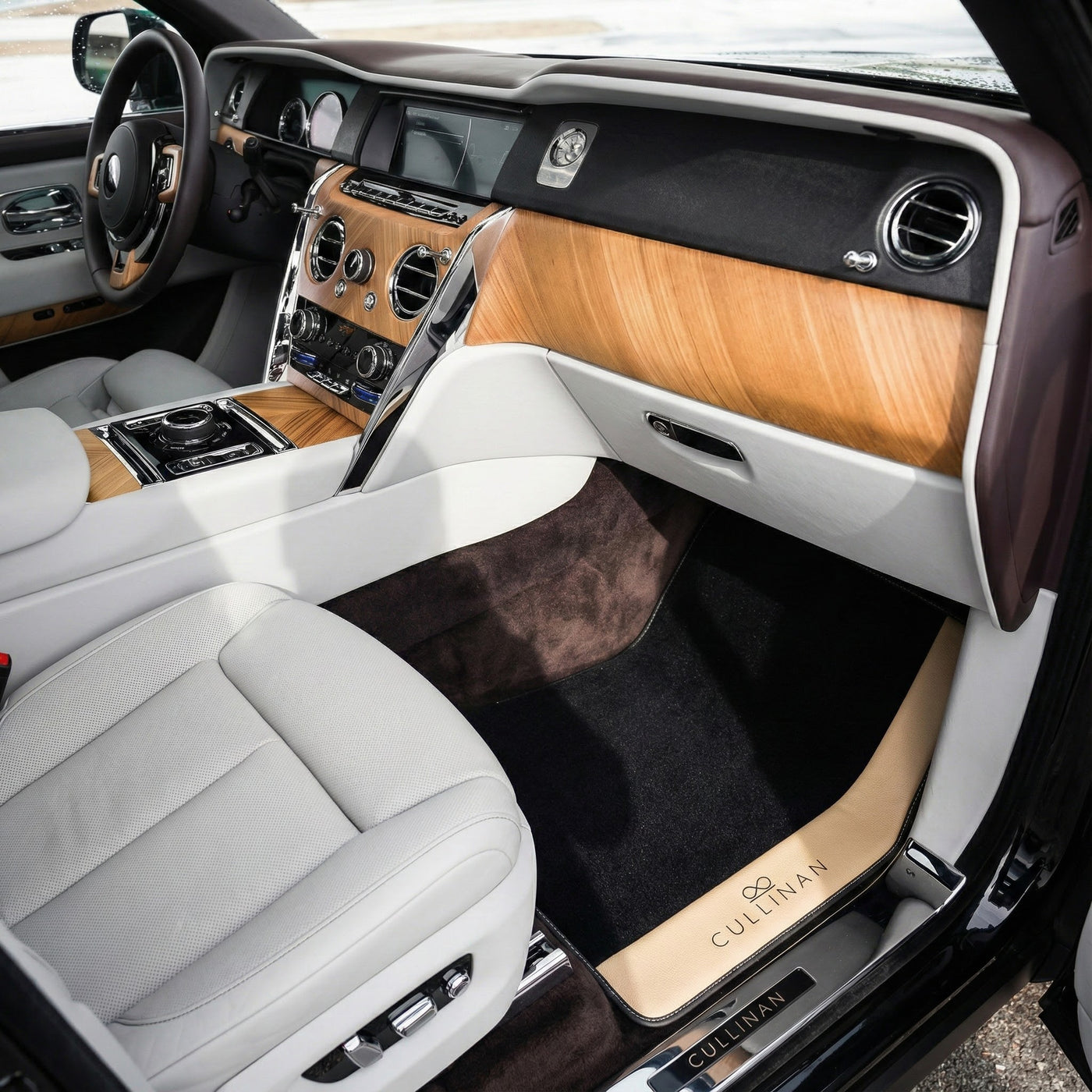 ブラックフロアマットロールスロイスブラックバッジカリナンRR31 2018-2023オレンジアルカンターラレザー付き