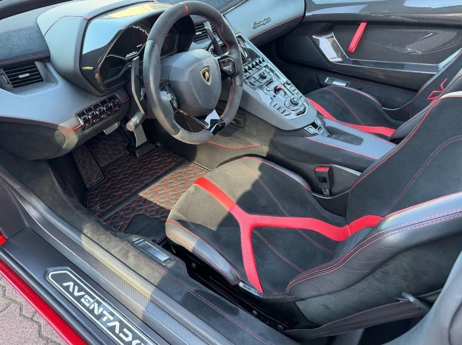 Anpassbare Lederfußmatten für Lamborghini Aventador SV | Rote Nähte