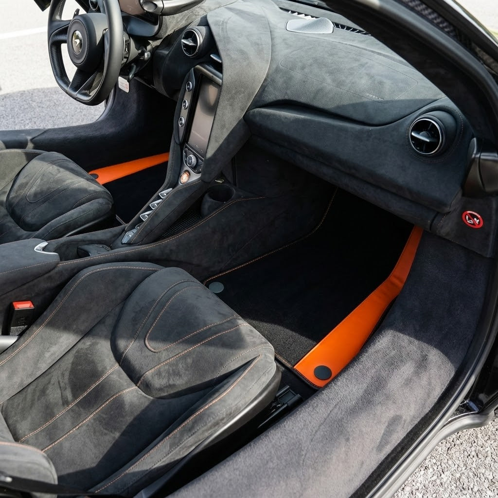 Schwarze Fußmatten für McLaren 750S (2023-2025) mit rotem Leder - AutoWin