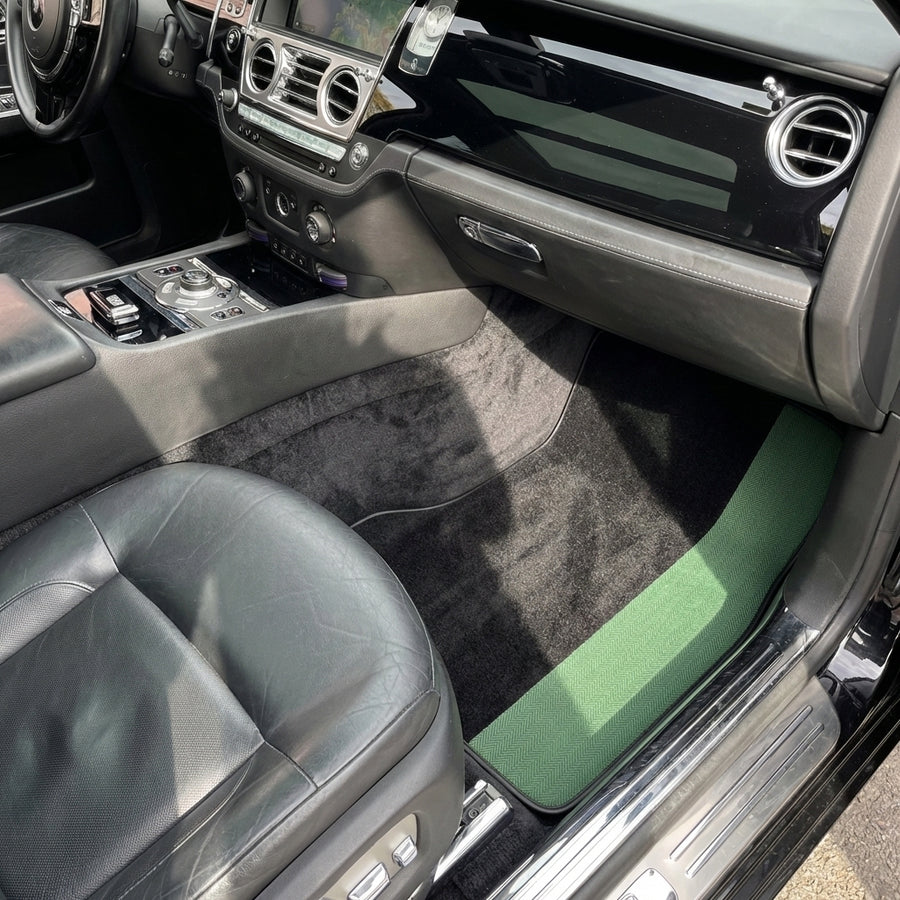 Schwarze Fußmatten für Rolls Royce Ghost Serie II (2021-2024) mit grünen Lederrändern
