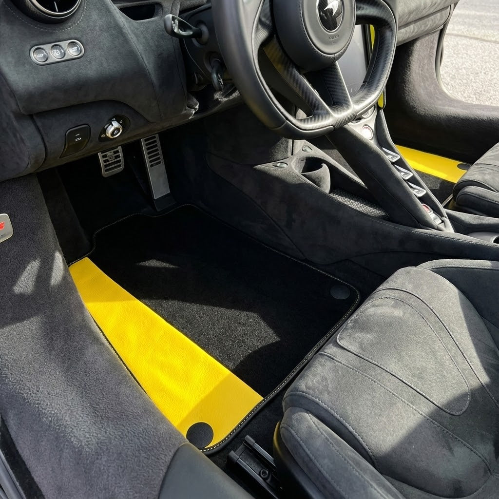 Schwarze Fußmatten für McLaren 750S (2023-2025) mit rotem Leder - AutoWin