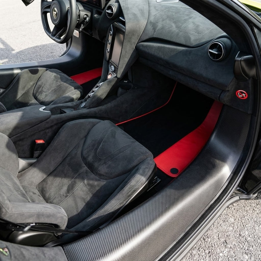 Schwarze Fußmatten für McLaren 750S (2023-2025) mit rotem Leder